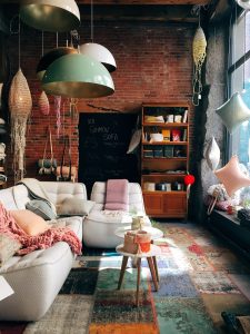 Bilden visar en rustik heminredning. Rustika möbler och industriella möbler skapar en rustik och industriell heminredning enkelt.