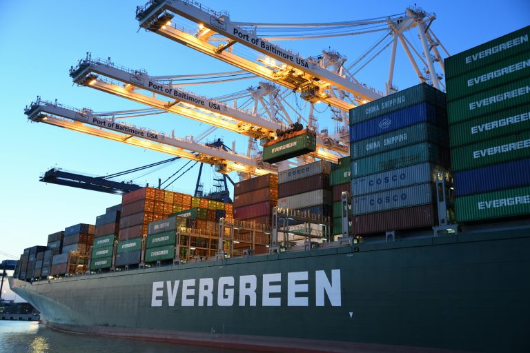 Optimering av Logistik: Från Godstransport till Effektiv Sjöfrakt